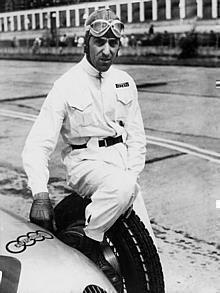 Tazio Nuvolari (geb. am 16. November 1892, gest. am 11. August 1953) ist mit 61 Grand Prix Siegen und internationalen Erfolgen einer der grössten Rennfahrer aller Zeiten.